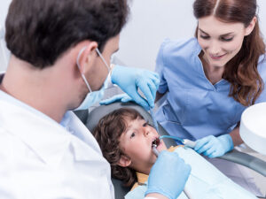 criança no dentista